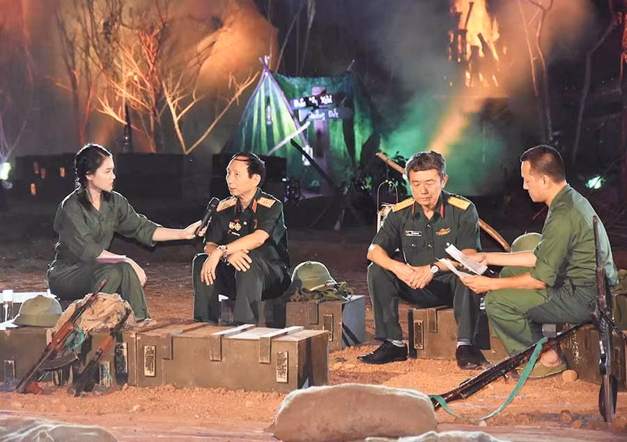  Giao lưu với các nhân chứng lịch sử trong đêm nghệ thuật “Trường Sơn Đông gọi Trường Sơn Tây-Giao điểm Trường Sơn”. Ảnh: H.M