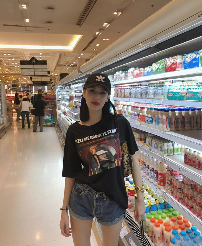 Một chiếc áo thun in hình cùng slogan nổi bật diện với quần short xắn gấu nên được ghi chú vào sổ tay thời trang của các cô nàng sành điệu. Hãy thử làm mới set đồ bằng cách sơ vin nửa vạt áo, thêm thắt phụ kiện như nón lưỡi trai, đồng hồ vàng hay túi họa tiết da báo hợp mốt. Một chiếc áo thun in hình cùng slogan nổi bật diện với quần short xắn gấu nên được ghi chú vào sổ tay thời trang của các cô nàng sành điệu. Hãy thử làm mới set đồ bằng cách sơ vin nửa vạt áo, thêm thắt phụ kiện như nón lưỡi trai, đồng hồ vàng hay túi họa tiết da báo hợp mốt.