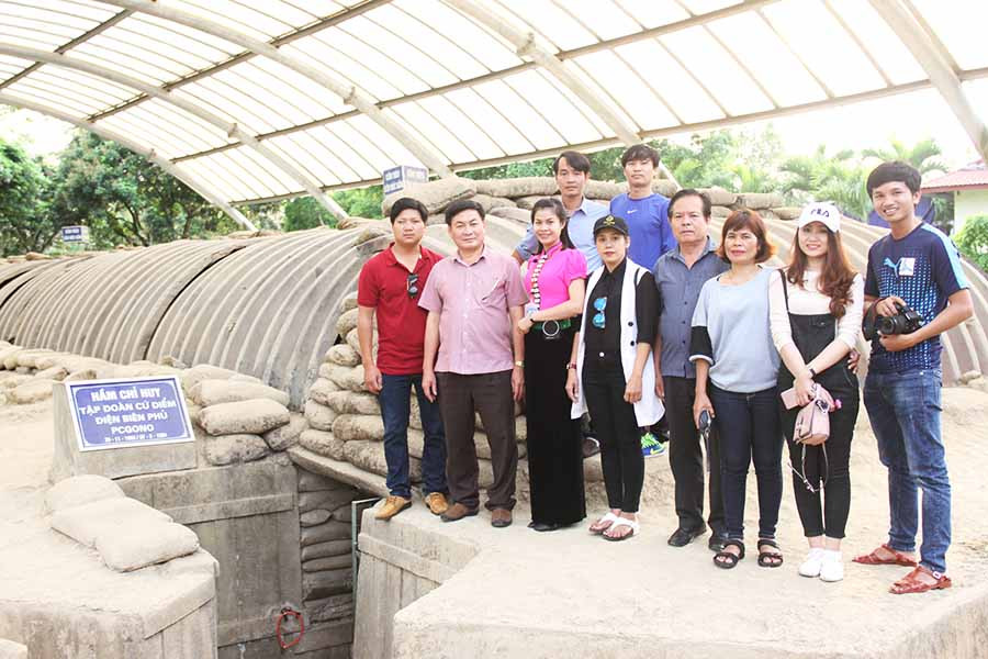 Đoàn cán bộ, viên chức Báo Gia Lai thăm Di tích Hầm chỉ huy Tập đoàn cứ điểm Điện Biên Phủ. Ảnh: NHẬT CƯỜNG