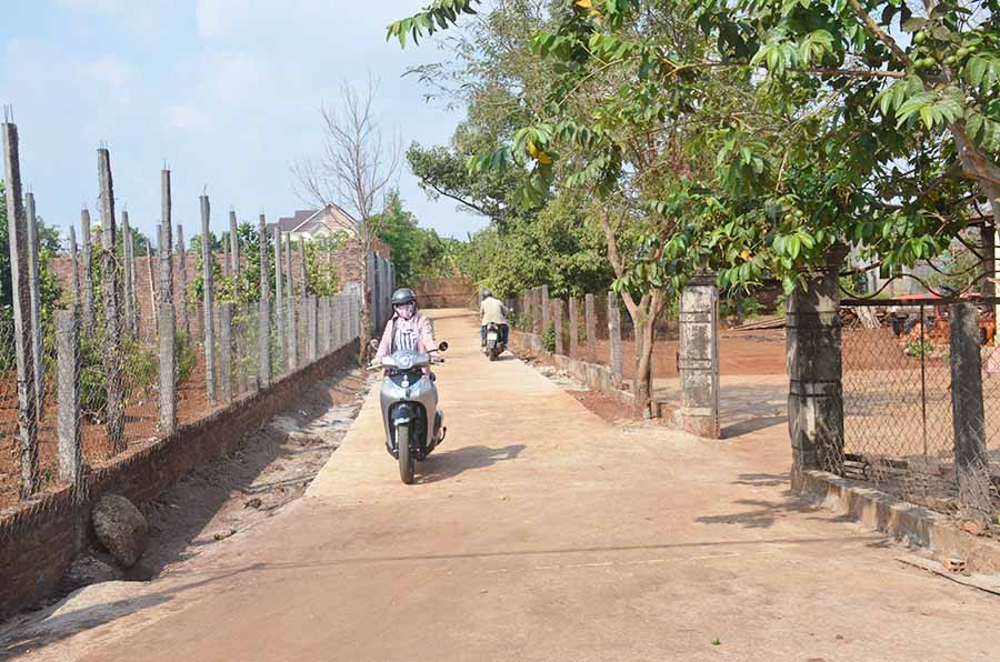  Nhờ xây dựng làng NTM nhiều tuyến đường trên địa bàn huyện Chư Prông trở nên khang trang hơn. Ảnh: V.H