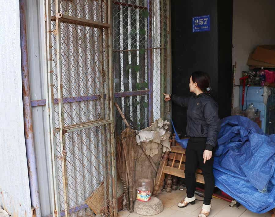  Bà Dung chỉ phần đất mà gia đình bà bị hộ ông Hùng xây nhà lấn chiếm. Ảnh: Q.T