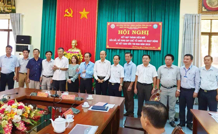 Các đơn vị trong khối tham gia ký kết giao ước thi đua. Ảnh: Đinh Yến