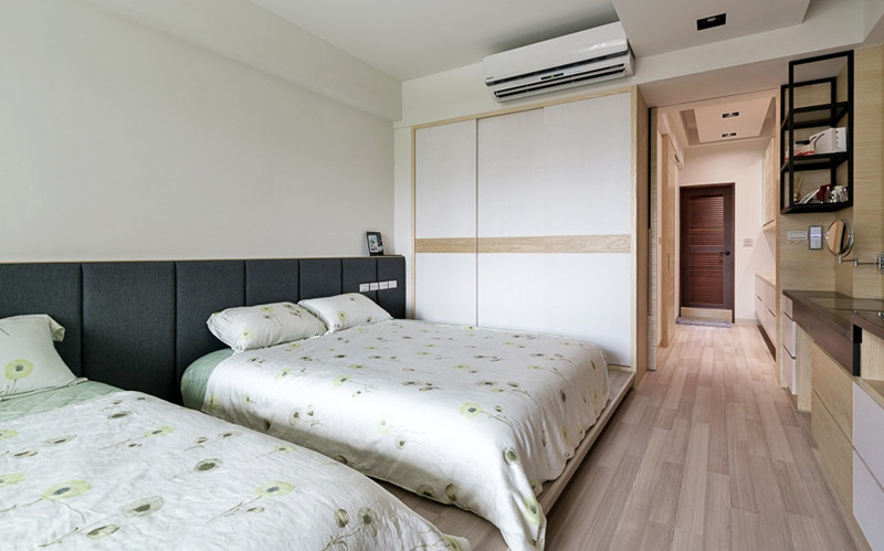 Do còn nhỏ nên giường những đứa trẻ được đặt chung phòng với bố mẹ. Do còn nhỏ nên giường những đứa trẻ được đặt chung phòng với bố mẹ.