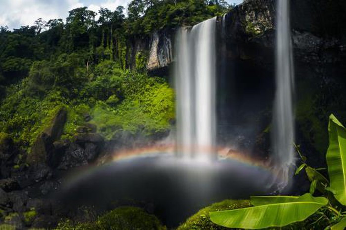 Cầu vồng xuất hiện dưới làn nước của thác Én. Ảnh: Võ Việt-Nắng Hạ