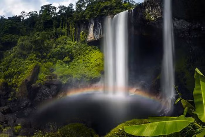 Cầu vồng xuất hiện dưới làn nước của thác Én. Ảnh: Võ Việt-Nắng Hạ