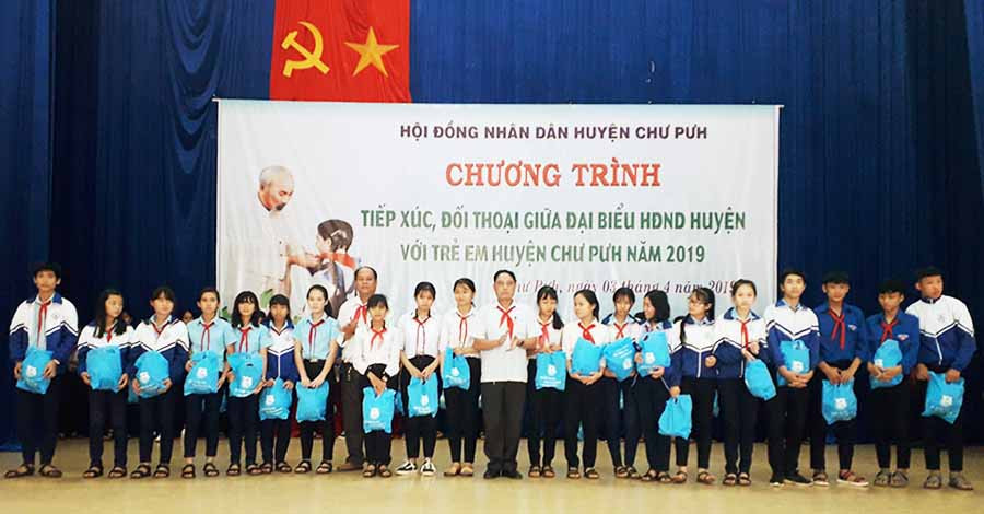  Huyện Chư Pưh tặng mũ bảo hiểm cho học sinh tại chương trình tiếp xúc, đối thoại giữa đại biểu HĐND huyện và trẻ em. Ảnh: N.T