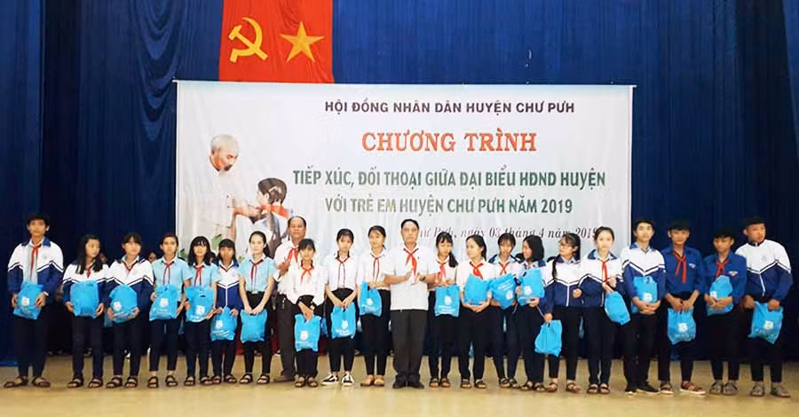  Huyện Chư Pưh tặng mũ bảo hiểm cho học sinh tại chương trình tiếp xúc, đối thoại giữa đại biểu HĐND huyện và trẻ em. Ảnh: N.T