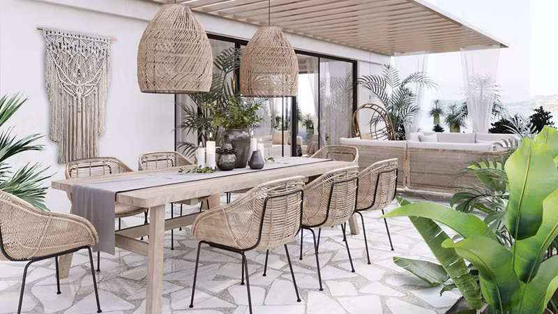 Bàn gỗ và những chiếc ghế mây được kê ở ngoài trời để phục vụ cho những ai thích ăn uống ở bên ngoài và ngắm cảnh vật thiên nhiên.