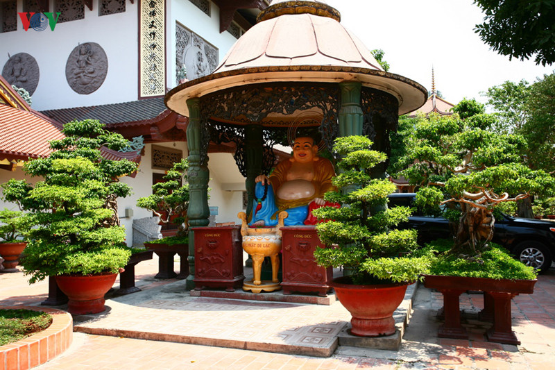  Tượng Phật Di Lặc nằm trong khuôn viên chùa.