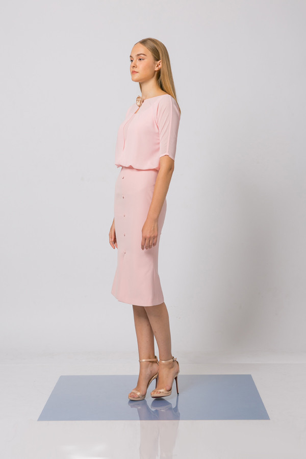 Nhà thiết kế khai thác nhiều phom dáng với mong muốn giúp các bạn gái văn phòng có được nhiều sự lựa chọn trang phục đi tiệc. Nhà thiết kế khai thác nhiều phom dáng với mong muốn giúp các bạn gái văn phòng có được nhiều sự lựa chọn trang phục đi tiệc.