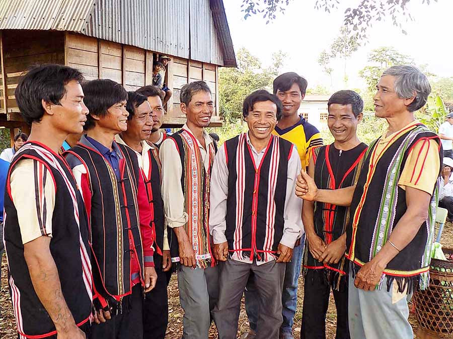  Người có uy tín trao đổi kinh nghiệm về công tác vận động quần chúng. Ảnh: T.N