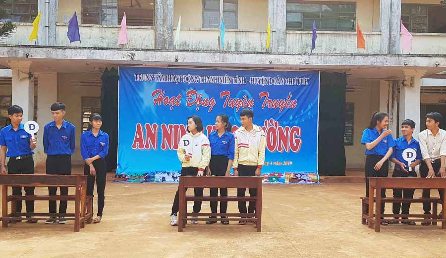 Các đội tham gia trả lời câu hỏi trắc nghiệm về chủ đề an ninh học đường. Ảnh: H.Đ.T  Các đội tham gia trả lời câu hỏi trắc nghiệm về chủ đề an ninh học đường. Ảnh: H.Đ.T