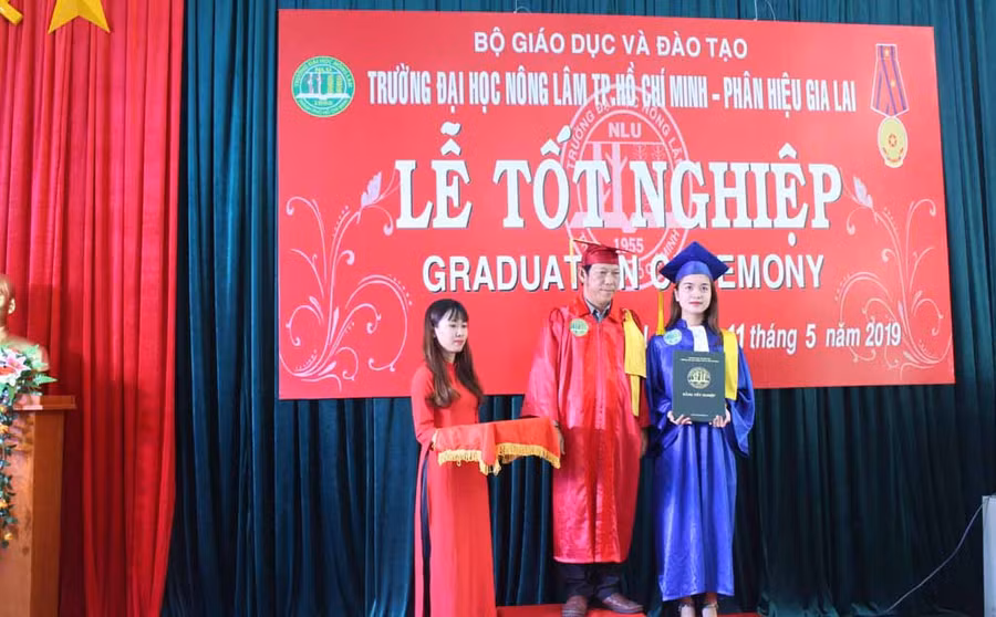 Phó Giáo sư, Tiến sĩ Lê Hữu Khương-Phó Giám đốc Trường Đại học Nông lâm TP.HCM phân hiệu Gia Lai trao bằng ốt nghiệp cho các sinh viên. Ảnh Phan Lài.