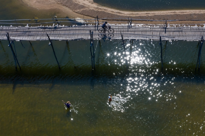  Việt Nam có nhiều cây cầu gỗ bắc qua sông nhưng nổi tiếng nhất là cầu Miễu Ông Cọp (hay còn gọi cầu Ông Cọp, cầu Bình Thạnh) bắc qua sông Phú Ngân, nối liền các thôn phía bắc xã An Ninh Tây, huyện Tuy An với phường Xuân Đài, thị xã Sông Cầu (Phú Yên).