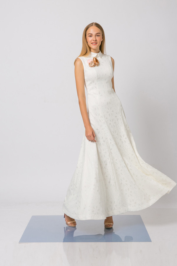 Váy dạ hội trễ vai được tạo thêm điểm nhấn bằng lông vũ, họa tiết sequins đính kết thủ công. Váy dạ hội trễ vai được tạo thêm điểm nhấn bằng lông vũ, họa tiết sequins đính kết thủ công.