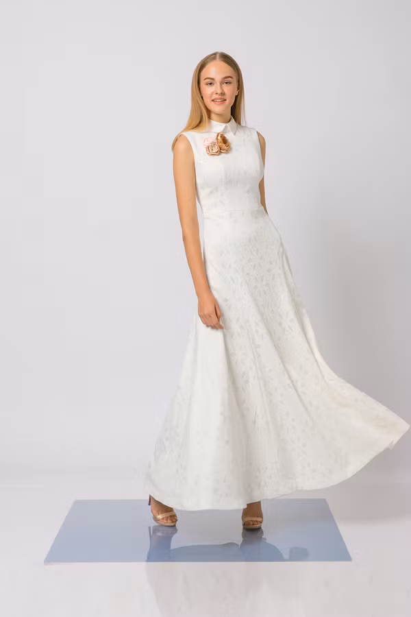 Váy dạ hội trễ vai được tạo thêm điểm nhấn bằng lông vũ, họa tiết sequins đính kết thủ công. 