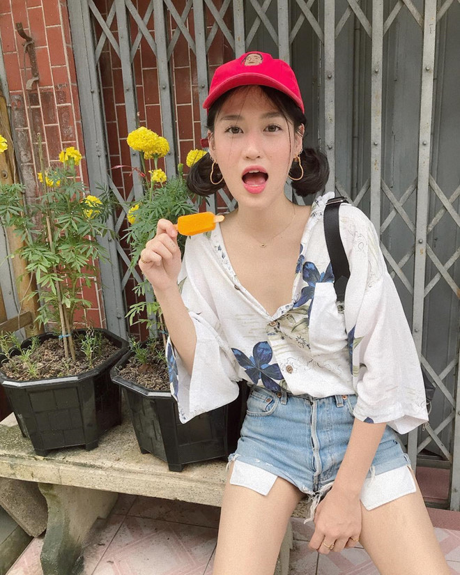 Một set đồ kín đáo, nhưng vẫn thể hiện chất thời trang đến từ cách kết hợp sơ mi chất liệu mỏng cùng quần short denim hay vải linen. Lưu ý rằng, set đồ này trông sẽ sang hơn đối với những nàng có nước da trắng sáng và thân hình săn chắc, cùng phong thái tự tin và năng động. Nếu bạn hơi thừa cân, quần áo quá khổ, sáng màu sẽ làm bạn trông càng luộm thuộm cũng như to ra hơn. Một set đồ kín đáo, nhưng vẫn thể hiện chất thời trang đến từ cách kết hợp sơ mi chất liệu mỏng cùng quần short denim hay vải linen. Lưu ý rằng, set đồ này trông sẽ sang hơn đối với những nàng có nước da trắng sáng và thân hình săn chắc, cùng phong thái tự tin và năng động. Nếu bạn hơi thừa cân, quần áo quá khổ, sáng màu sẽ làm bạn trông càng luộm thuộm cũng như to ra hơn.