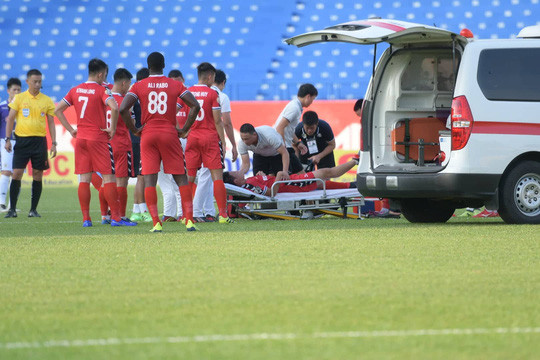 Thiện Đức được đưa lên xe cứu thương sau 5 phút được sơ cứu và trọng tài Duy Lân can thiệp Ảnh: Ngọc Linh  Thiện Đức được đưa lên xe cứu thương sau 5 phút được sơ cứu và trọng tài Duy Lân can thiệp Ảnh: Ngọc Linh