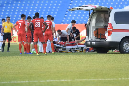 Thiện Đức được đưa lên xe cứu thương sau 5 phút được sơ cứu và trọng tài Duy Lân can thiệp Ảnh: Ngọc Linh Thiện Đức được đưa lên xe cứu thương sau 5 phút được sơ cứu và trọng tài Duy Lân can thiệp Ảnh: Ngọc Linh