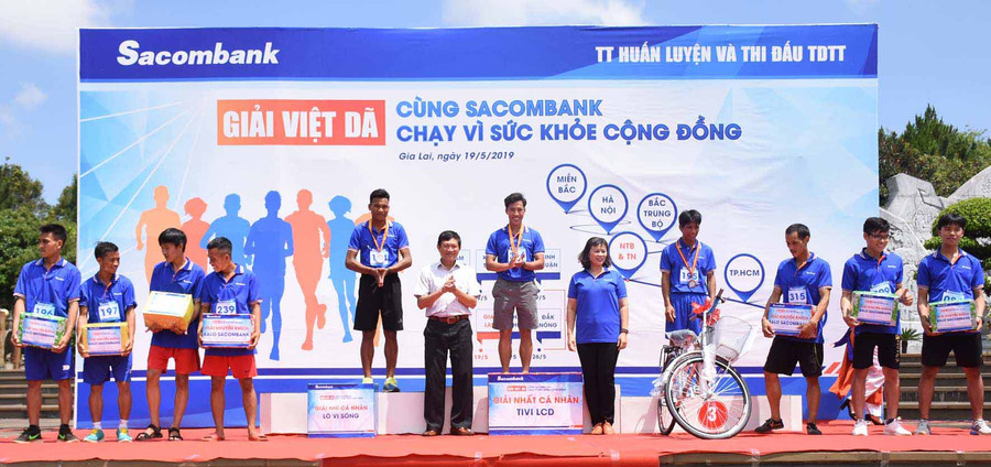 Bà Võ Thị Nhược Thủy-Giám đốc Saconbank Chi nhánh Gia Lai trao giải nhất, nhì, ba toàn đoàn cho các đơn vị. Ảnh: Hà Phương