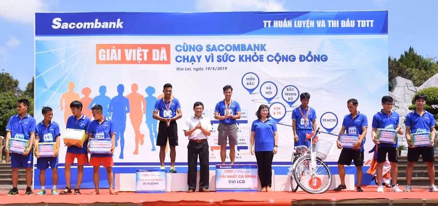 Bà Võ Thị Nhược Thủy-Giám đốc Saconbank Chi nhánh Gia Lai trao giải nhất, nhì, ba toàn đoàn cho các đơn vị. Ảnh: Hà Phương