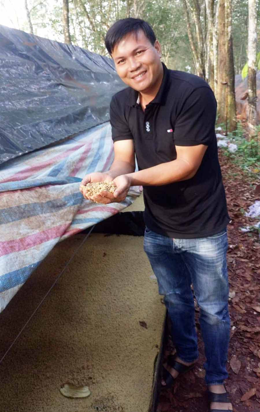  Bùi Duy Hải bên trại nuôi sâu canxi. Ảnh: H.Đ.T