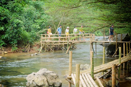 Những chiếc cầu gỗ thân thiện với môi trường trong Công viên Ozo Những chiếc cầu gỗ thân thiện với môi trường trong Công viên Ozo