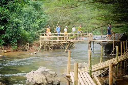 Những chiếc cầu gỗ thân thiện với môi trường trong Công viên Ozo Những chiếc cầu gỗ thân thiện với môi trường trong Công viên Ozo