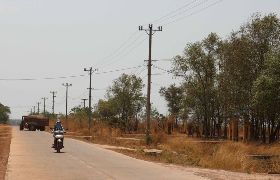 Điện lưới được kéo về các xã biên giới. Ảnh: Ngọc Sang