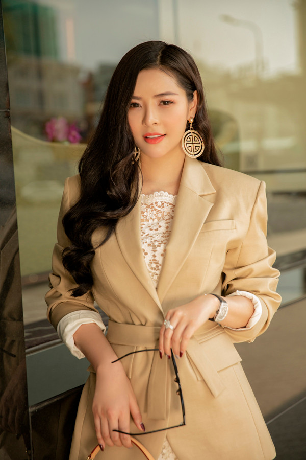  Tùy từng điểm đến mà các nàng có thể lựa chọn mẫu phụ kiện phù hợp để khiến set đồ của mình trở nên hoàn hảo hơn.