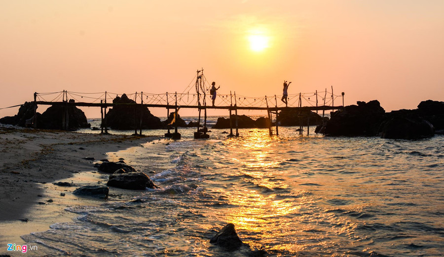 Không chỉ đầu tư làm homestay mang phong cách mới lạ, độc đáo, ông chủ homestay 9X cùng ông ngoại làm cầu gỗ nối từ bờ ra cụm đá trầm tích núi lửa hàng triệu năm mang lại những bức ảnh đẹp cho du khách.