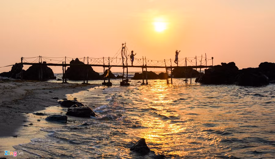 Không chỉ đầu tư làm homestay mang phong cách mới lạ, độc đáo, ông chủ homestay 9X cùng ông ngoại làm cầu gỗ nối từ bờ ra cụm đá trầm tích núi lửa hàng triệu năm mang lại những bức ảnh đẹp cho du khách.