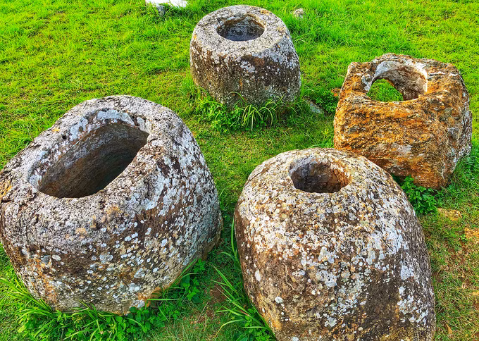 Phần lớn các chum đều không có nắp, có hình dạng lớn nhỏ khác nhau. Miệng chum hình elip, vuông, tròn... không tuân theo quy luật nào. Năm loại đá được sử dụng để làm chum bao gồm: Đá sa thạch, đá cuội, granite, đá vôi và đá dăm... Phần lớn các chum đều không có nắp, có hình dạng lớn nhỏ khác nhau. Miệng chum hình elip, vuông, tròn... không tuân theo quy luật nào. Năm loại đá được sử dụng để làm chum bao gồm: Đá sa thạch, đá cuội, granite, đá vôi và đá dăm...