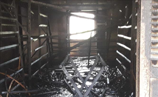 Vụ hỏa hoạn đã thiêu rụi hoàn toàn dãy nhà kho nuôi thử nghiệm tằm giống của Trung tâm Nghiên cứu thực nghiệm Nông - Lâm nghiệp Lâm Đồng.