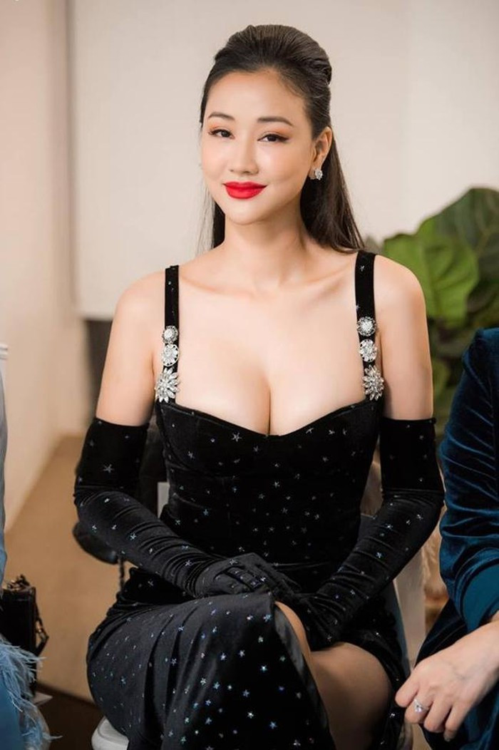 Nữ ca sĩ đang là bà mẹ đơn thân. Cô cho biết cô và bố con gái giữ quan hệ đúng mực để cùng làm những gì tốt nhất cho con.