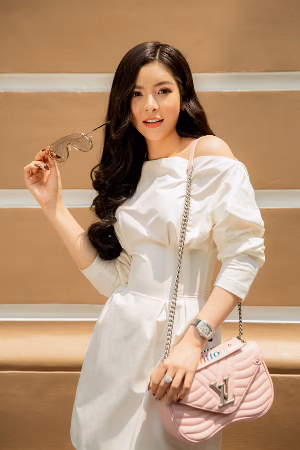 Trong bộ ảnh mới thực hiện, Hoàng Dung - Á hậu 2 cuộc thi 'Hoa hậu sắc đẹp Việt Nam toàn cầu 2017’ đã chọn các trang phục của Lê Ngọc Lâm, Võ Thành Kan, Trần Ninh Hưng để mang tới những gợi ý chọn đồ mùa hè cho chị em công sở.