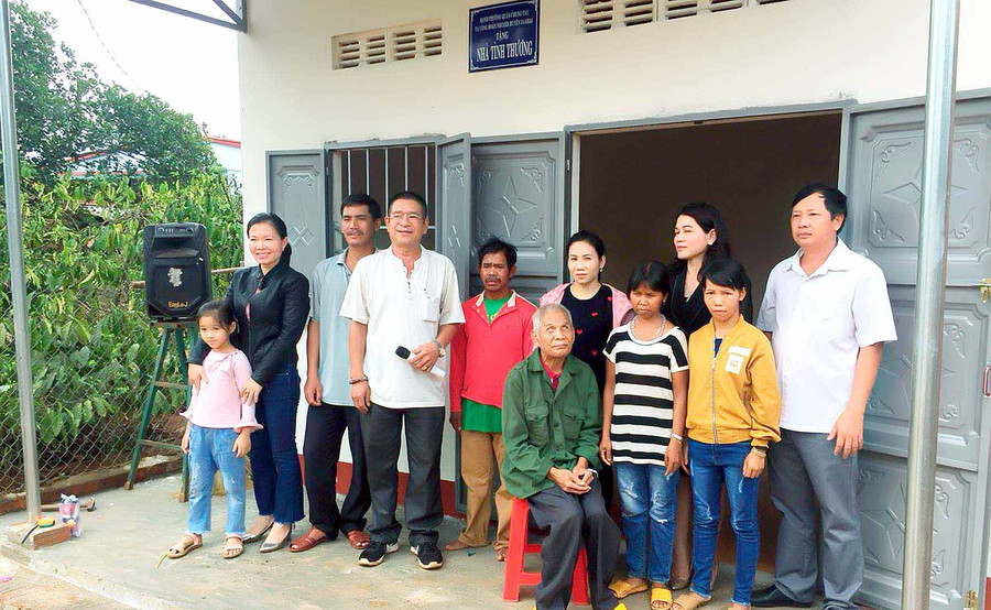 Trao nhà tình thương cho gia đình ông Puih Jot. Ảnh: Đức Thụy