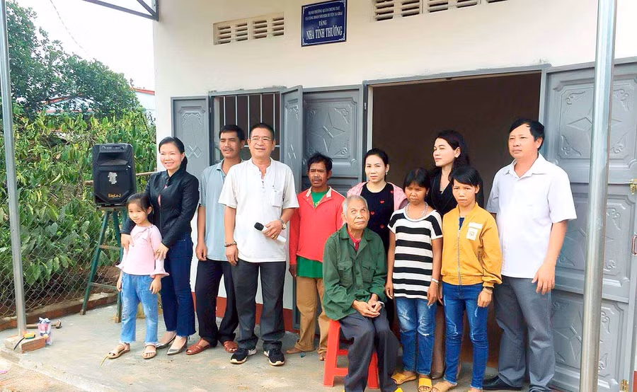 Trao nhà tình thương cho gia đình ông Puih Jot. Ảnh: Đức Thụy