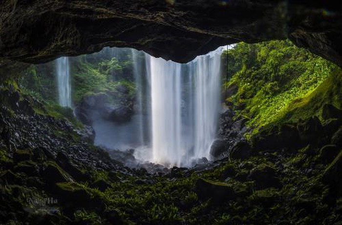  Thác Én nhìn từ trong hang. Ảnh: Võ Việt-Nắng Hạ