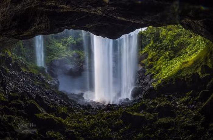  Thác Én nhìn từ trong hang. Ảnh: Võ Việt-Nắng Hạ