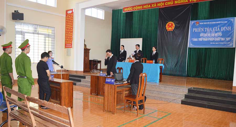  Quang cảnh phiên tòa giả định tại Trường THPT Nguyễn Huệ (huyện Đak Đoa). Ảnh: H.T