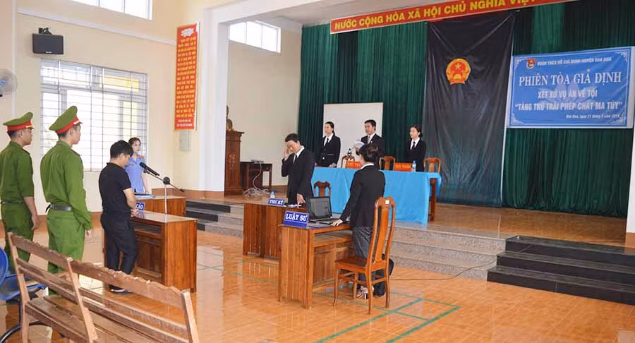  Quang cảnh phiên tòa giả định tại Trường THPT Nguyễn Huệ (huyện Đak Đoa). Ảnh: H.T