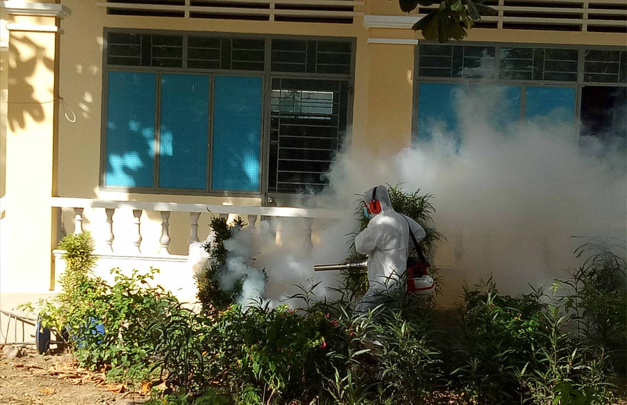 Phun hóa chất diệt muỗi phòng chống sốt xuất huyết. Ảnh: Như Nguyện