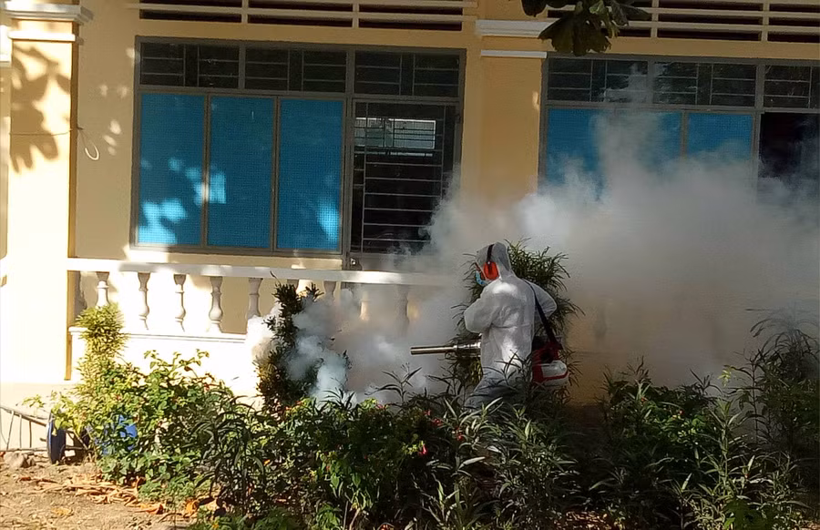 Phun hóa chất diệt muỗi phòng chống sốt xuất huyết. Ảnh: Như Nguyện