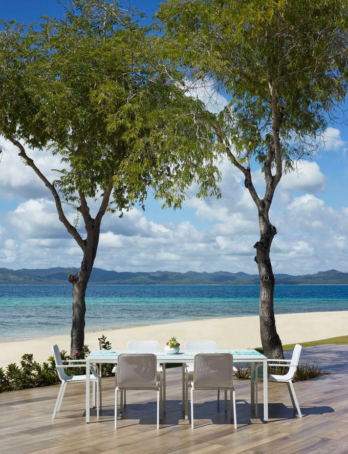 Các bữa ăn tại đây được phụ vụ với nguyên liệu là rau trồng trong trang trại hữu cơ tại chỗ, cá được đánh bắt từ biển Sulu xung quanh. Nơi đây còn tự nuôi ong lấy mật. Một chai rượu vang thượng hạng có thể được tính giá đến 36.000 USD