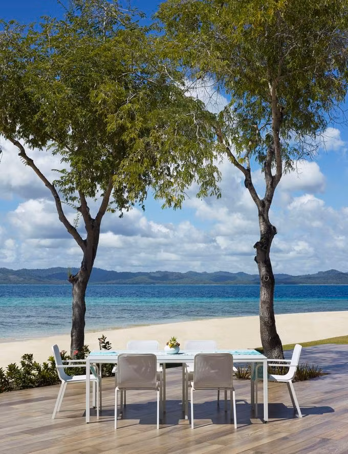 Các bữa ăn tại đây được phụ vụ với nguyên liệu là rau trồng trong trang trại hữu cơ tại chỗ, cá được đánh bắt từ biển Sulu xung quanh. Nơi đây còn tự nuôi ong lấy mật. Một chai rượu vang thượng hạng có thể được tính giá đến 36.000 USD