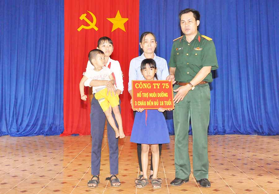  Lãnh đạo Chi nhánh Công ty 75 sẽ hỗ trợ mỗi cháu 500 ngàn đồng tháng khi. Ảnh