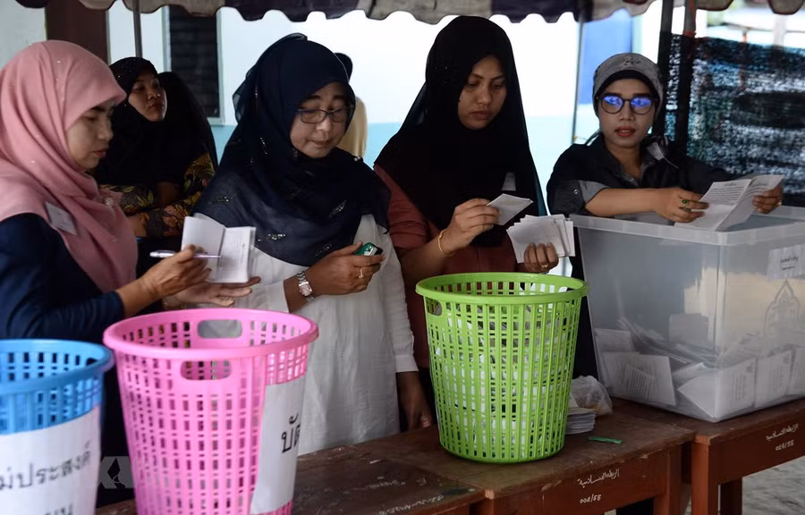 Nhân viên kiểm phiếu làm việc tại điểm bầu cử ở Narathiwat, Thái Lan. (Ảnh: AFP/TTXVN)