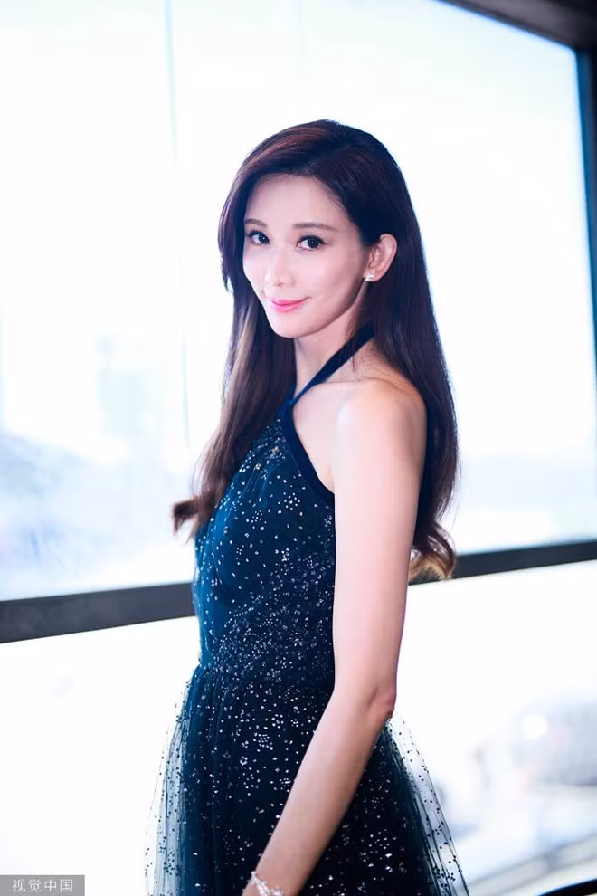 Giai nhân sinh năm 1974 được khen ngợi nhờ vẻ ngoài mảnh mai, trẻ trung hơn tuổi. Trong một buổi phỏng vấn, Lâm Chí Linh từng chia sẻ cô cũng e ngại tuổi già. Vì lẽ đó, người đẹp Đài Loan luôn có chế độ ăn uống hợp lý và duy trì chế độ tập luyện nghiêm khắc để sở hữu vóc dáng thon gọn, săn chắc.