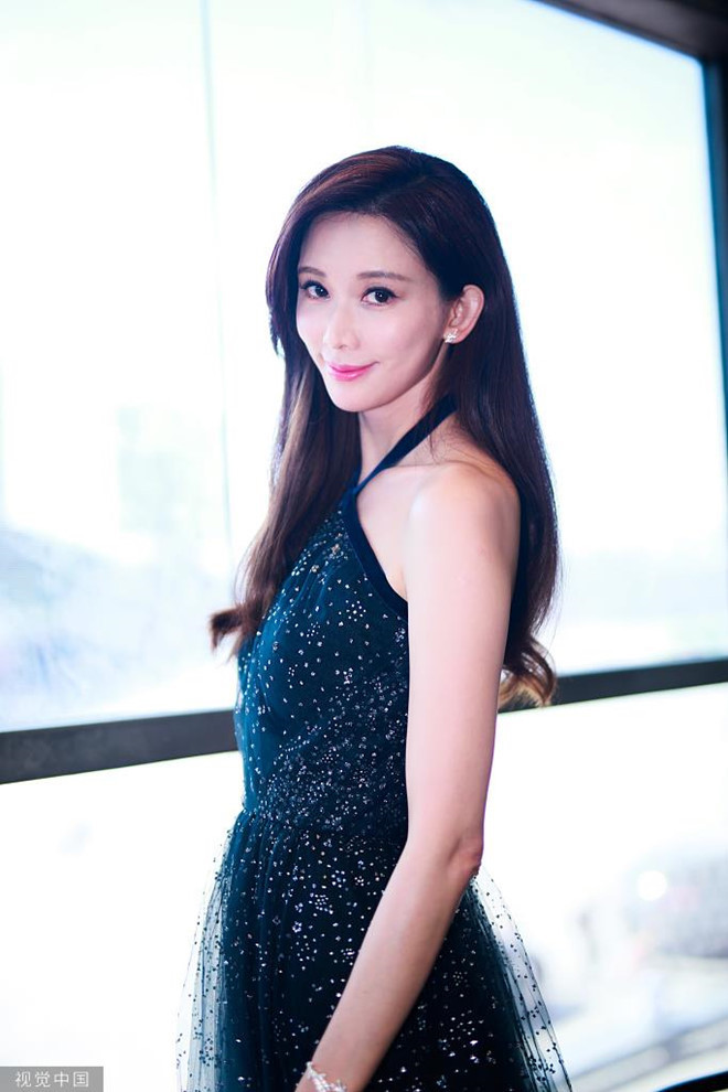 Giai nhân sinh năm 1974 được khen ngợi nhờ vẻ ngoài mảnh mai, trẻ trung hơn tuổi. Trong một buổi phỏng vấn, Lâm Chí Linh từng chia sẻ cô cũng e ngại tuổi già. Vì lẽ đó, người đẹp Đài Loan luôn có chế độ ăn uống hợp lý và duy trì chế độ tập luyện nghiêm khắc để sở hữu vóc dáng thon gọn, săn chắc.